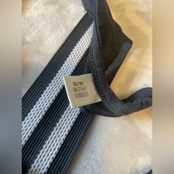 Women’s Adidas extra small work out top - Picture 6 of 6